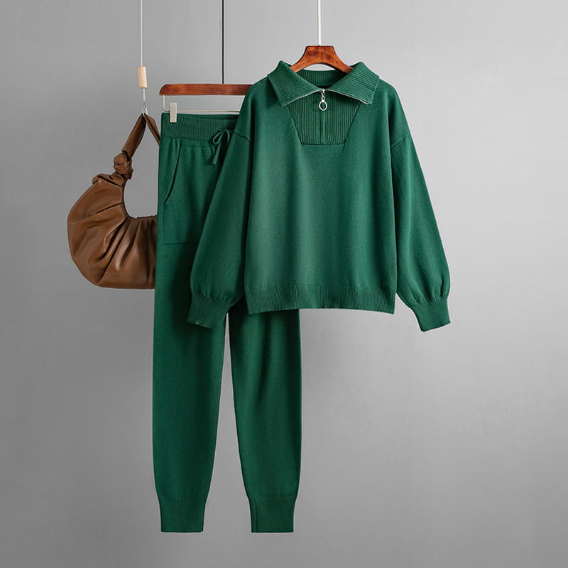Conjunto de chándal de punto verde con cuello y detalle de cremallera, elaborado con material de punto suave para un uso casual cómodo