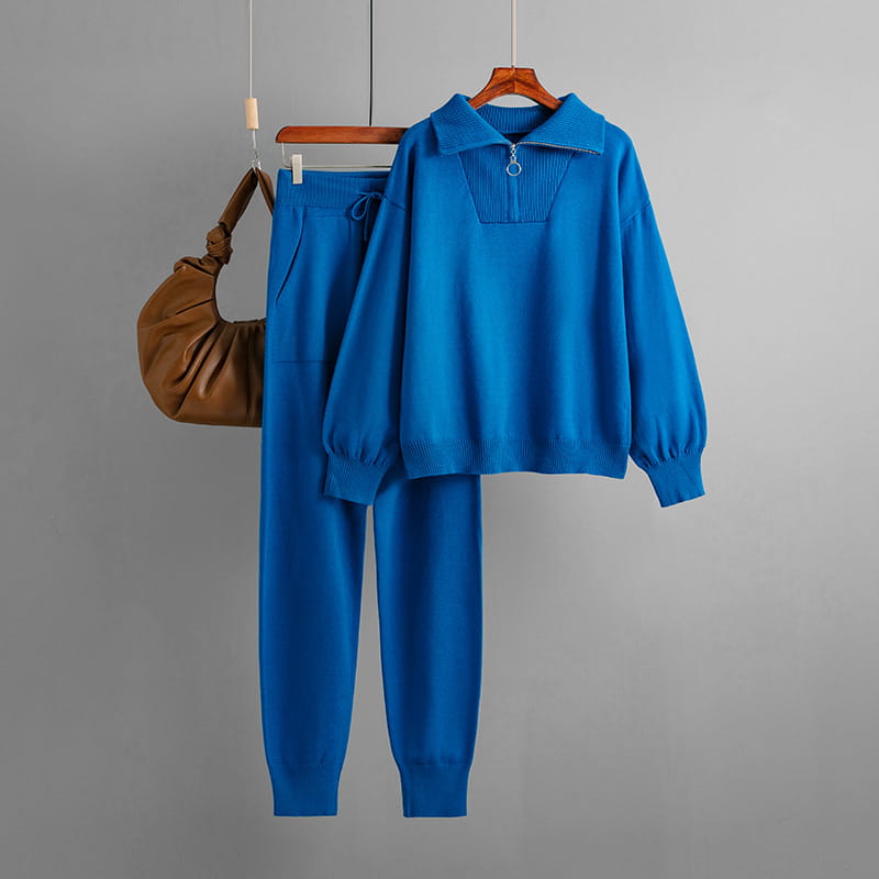 Conjunto de chándal de punto azul cobalt vibrante con cuello con cremallera y puños acanalados en una tela de punto cómoda