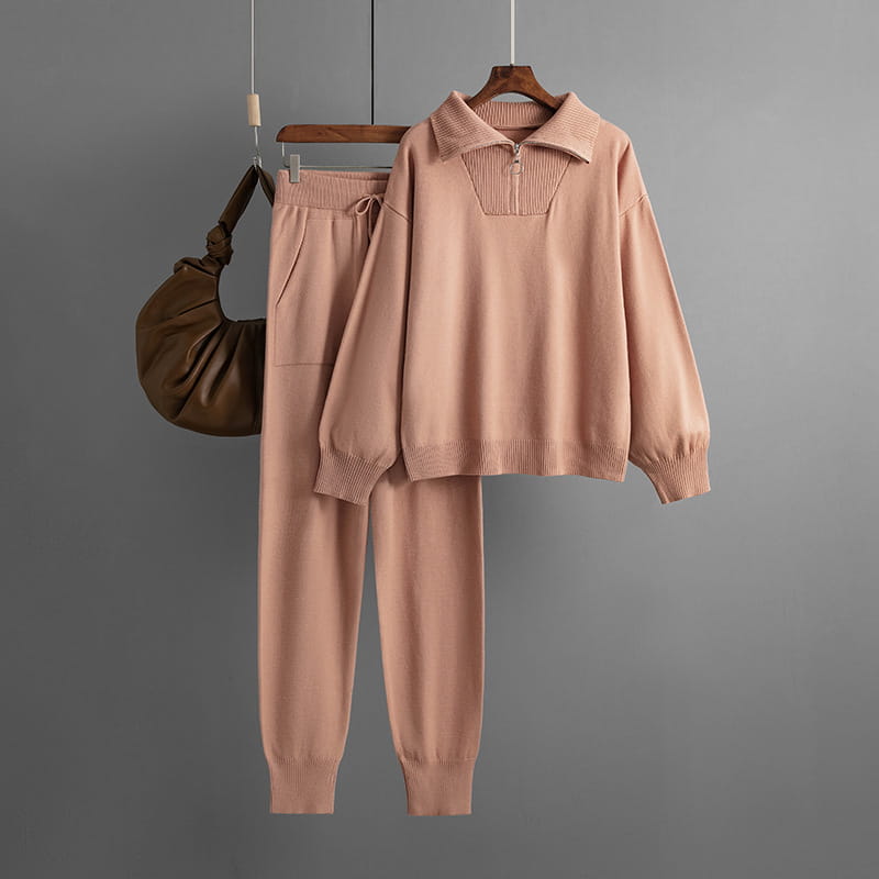 Conjunto de chándal de punto rosa palo suave con parte superior con cuello, cremallera frontal y pantalones de jogger a juego.
