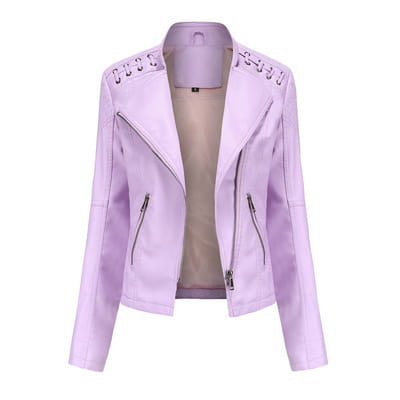 Damen Slim Fit Faux-Leder-Motojacke in Lavendel mit dekorativen silberfarbenen Nieten entlang der Schultern und vorderen Reißverschluss-Taschen.