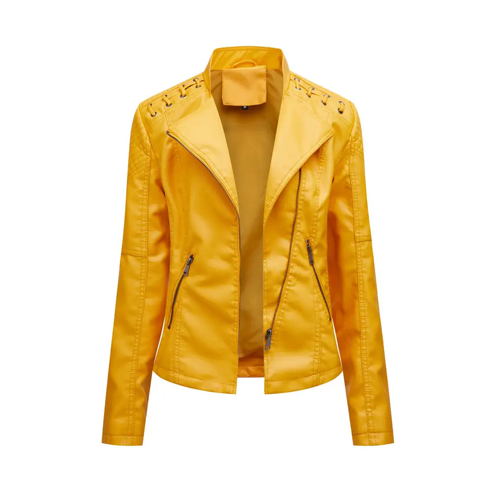 Eine leuchtend gelbe Damen Slim Fit Faux-Leder-Motojacke mit einer eleganten glänzenden Oberfläche und markanten Schnürdetails entlang der Schultern.