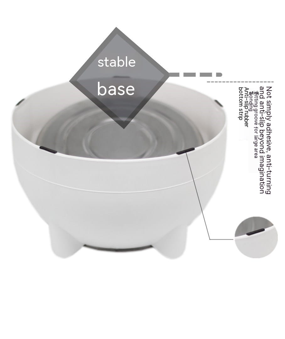 Bol en plastique blanc avec une base stable et une bande inférieure antidérapante en caoutchouc, présenté dans un bol pour chat surélevé en acier inoxydable avec protection contre le basculement.