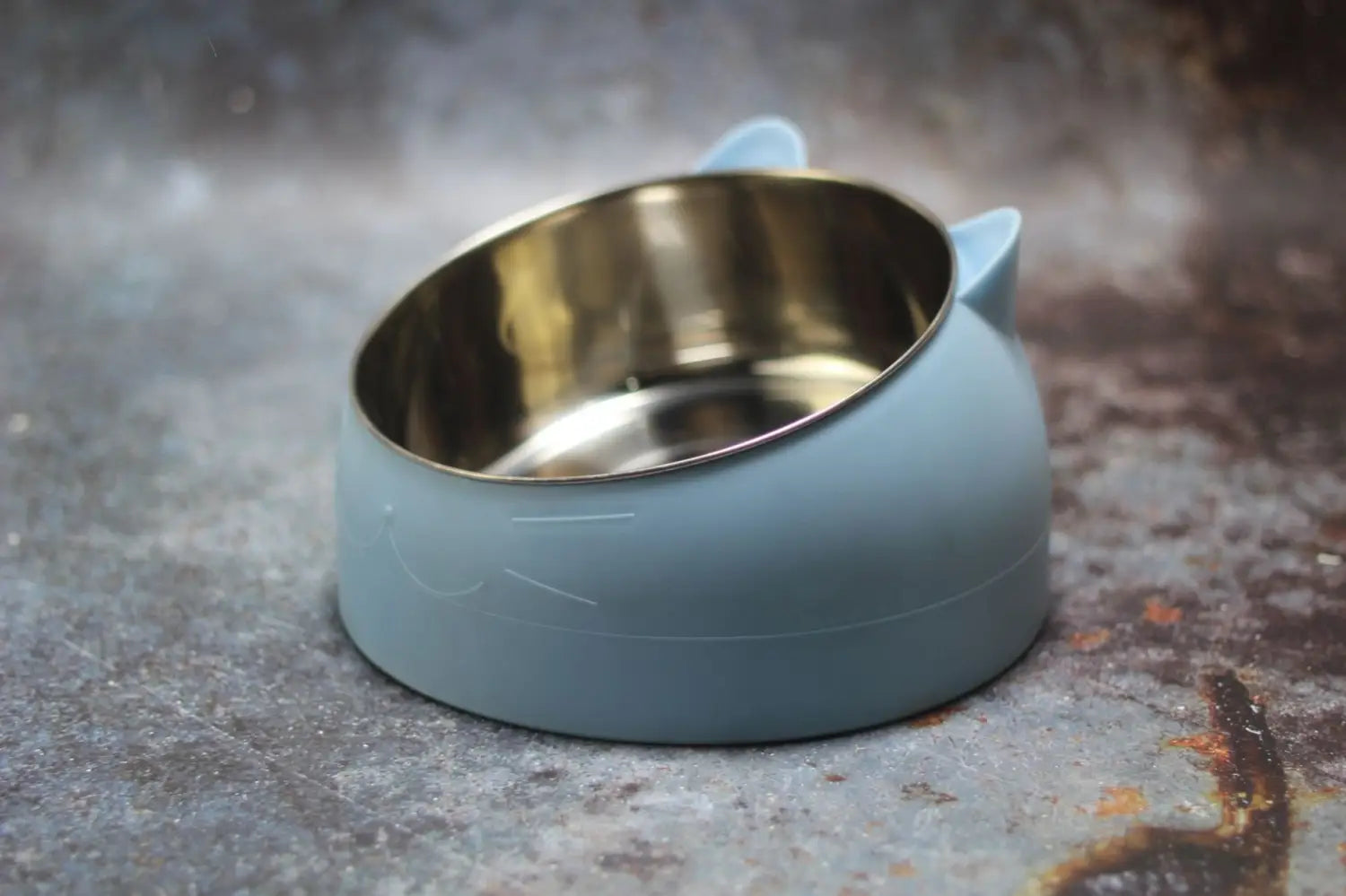 Bol pour chat surélevé en acier inoxydable bleu clair avec protection contre le basculement, doté d'une coque en silicone et de poignées en forme d’oreilles de chat.
