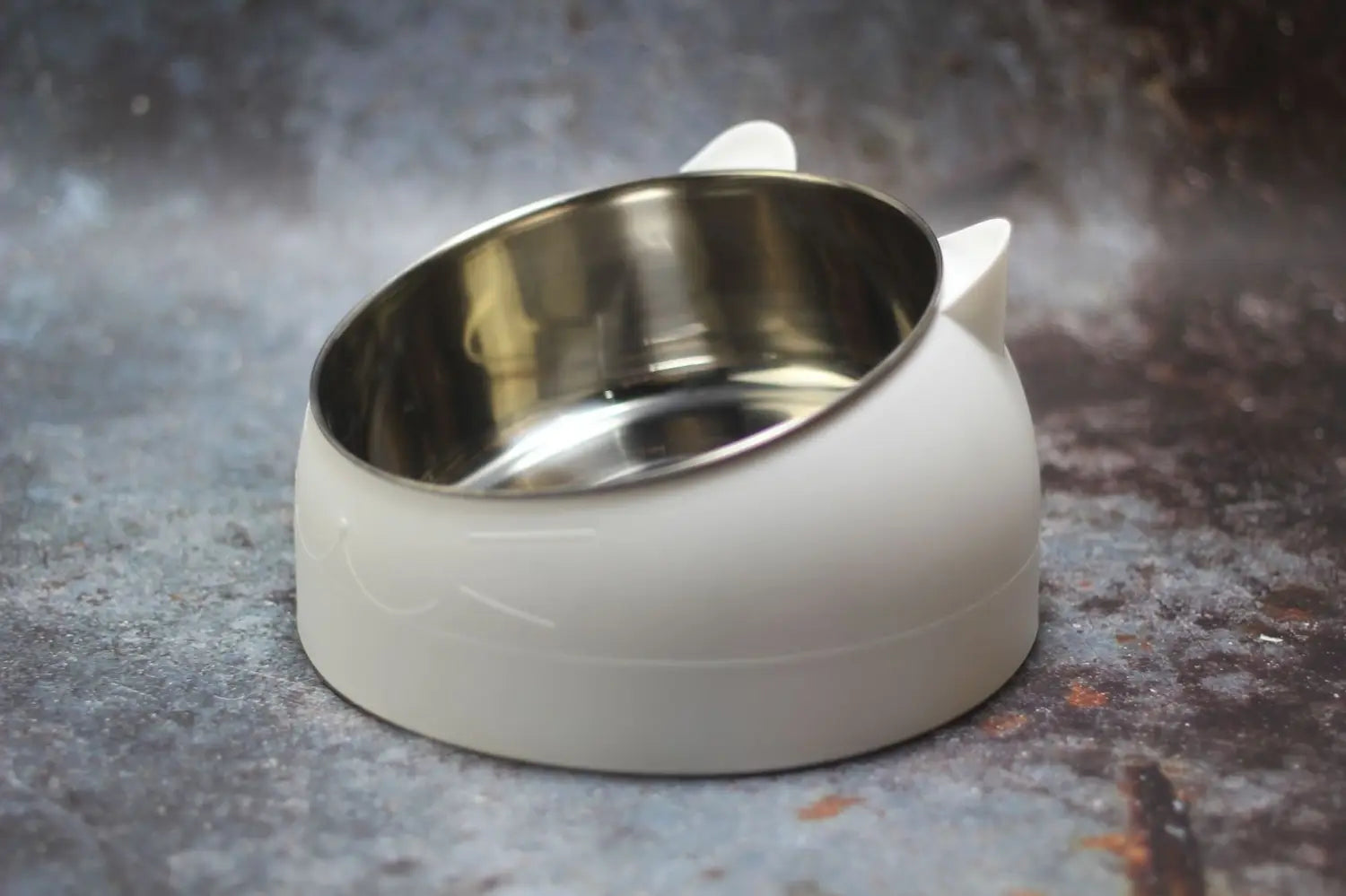 Bol surélevé en forme de chat blanc pour animal de compagnie, avec un intérieur en acier inoxydable brillant et une protection contre le basculement.