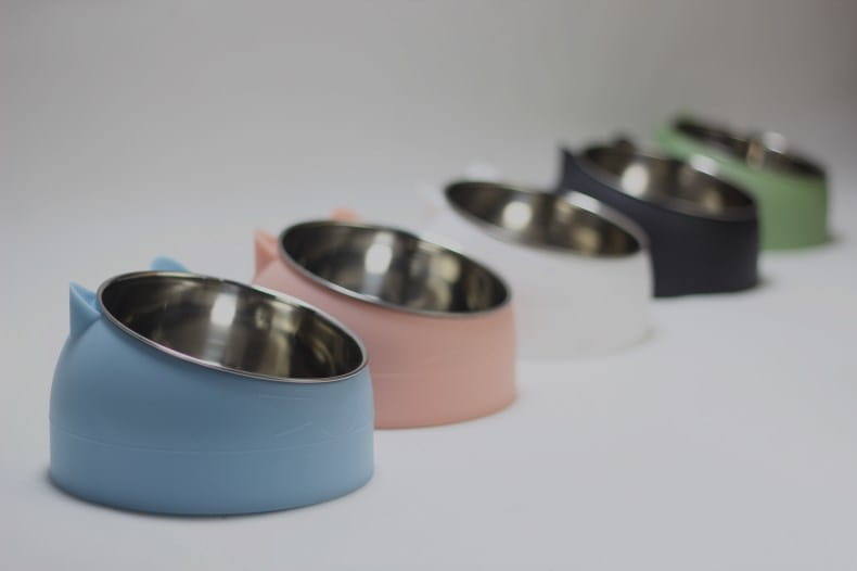 Bol pour chat surélevé en acier inoxydable en silicone bleu avec intérieur métallique et poignées en forme d’oreilles de chat, avec protection contre le basculement.