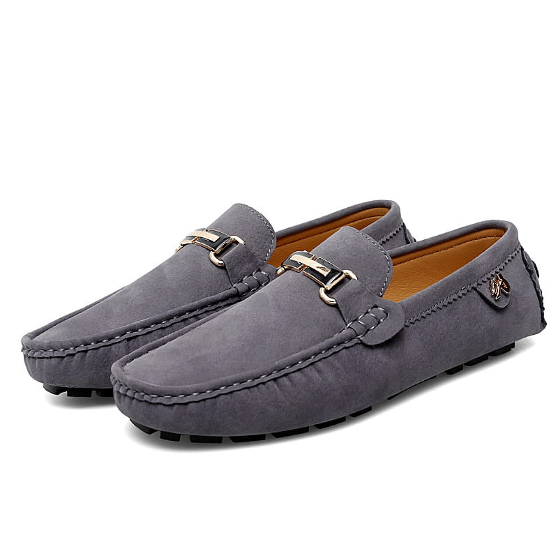 Herren-Slipper aus Samtleder mit Horsebit-Design in Grau, mit metallischen Schnallen und handgefertigter Innenauskleidung in Tan, als Gommino-Schuhen.