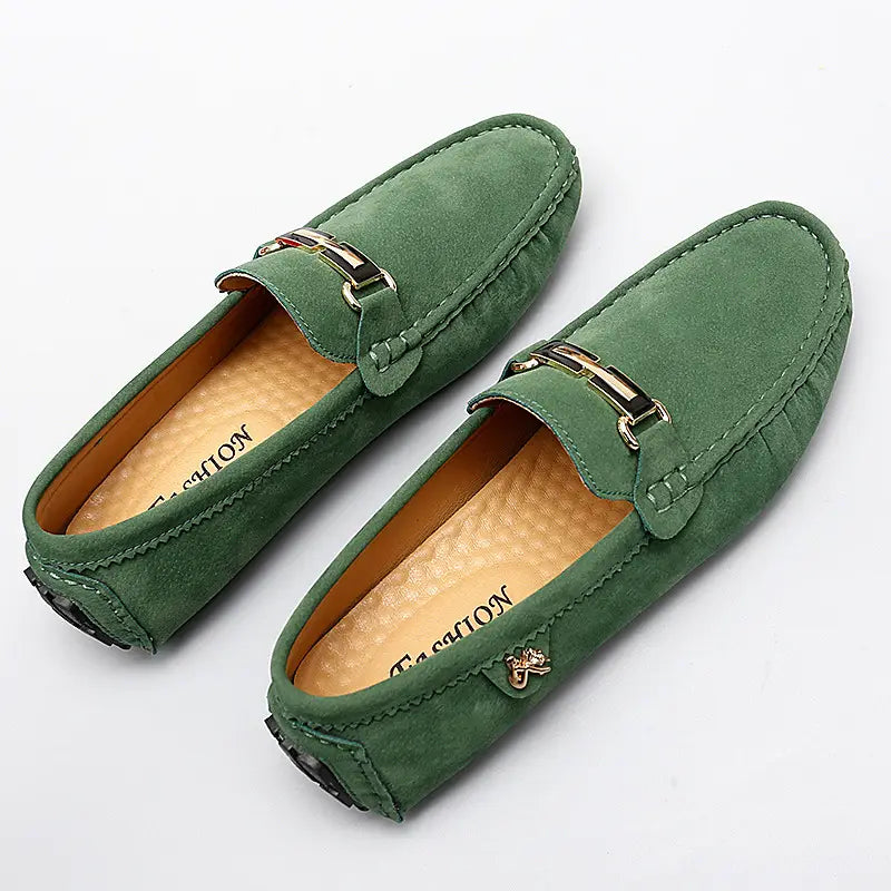 Herren-Slipper aus Samtleder mit Horsebit-Design aus grünem Samtmaterial, mit einer metallischen Horsebit-Schnalle und tanfarbener Lederauskleidung.
