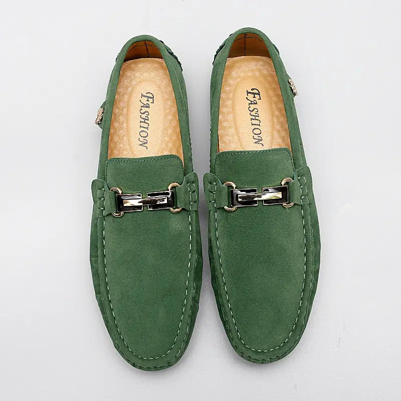Herren-Slipper aus Samtleder mit Horsebit-Design in Grün, mit einer metallischen Horsebit-Schnalle und abgesetzter Ziernähung.