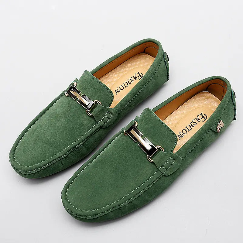 Herren-Slipper aus Samtleder mit Horsebit-Design in Grün, mit einer silberfarbenen Metall-Schnallenverzierung, handgefertigt als Gommino-Schuhen.