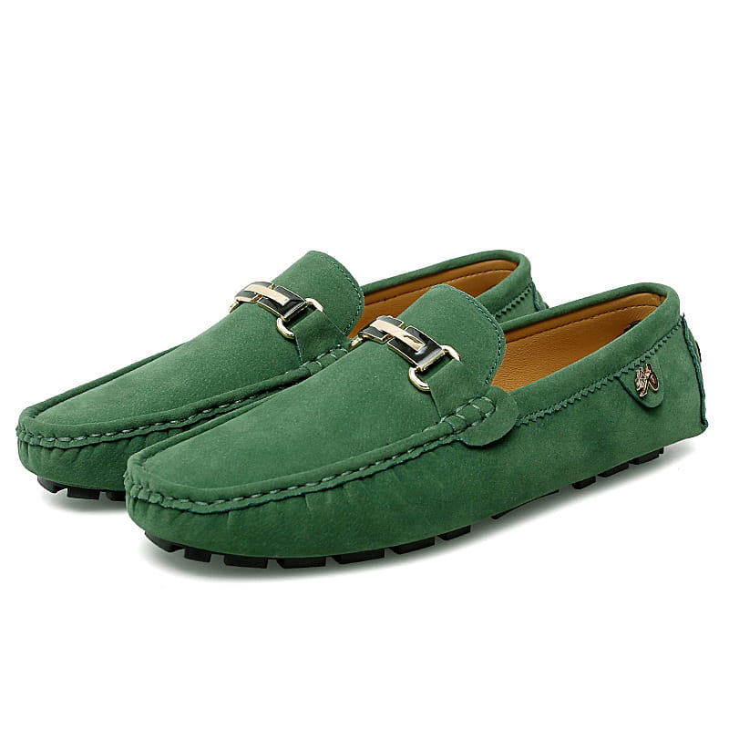 Herren-Slipper aus Samtleder mit Horsebit-Design, handgefertigt als Gommino-Schuhen in Grün, mit silberfarbenen Schnallen und tanfarbener Innenauskleidung