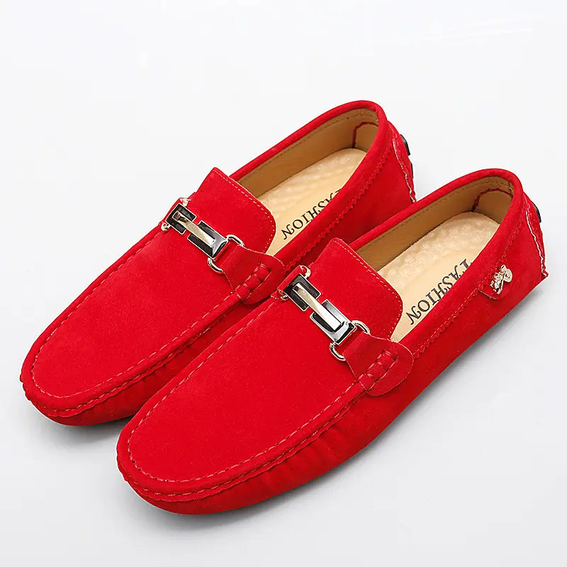 Herren-Slipper aus Samtleder mit Horsebit-Design in Rot, mit silberfarbenen Metall-Schnallen und handgefertigtem Gommino-Design.