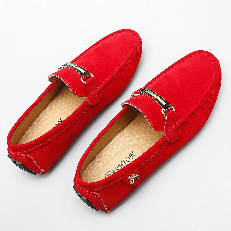 Herren-Slipper aus Samtleder mit Horsebit-Design, handgefertigt als Gommino-Schuhen in Rot, mit einer metallischen Horsebit-Schnalle und schwarzen Gummisohlen.