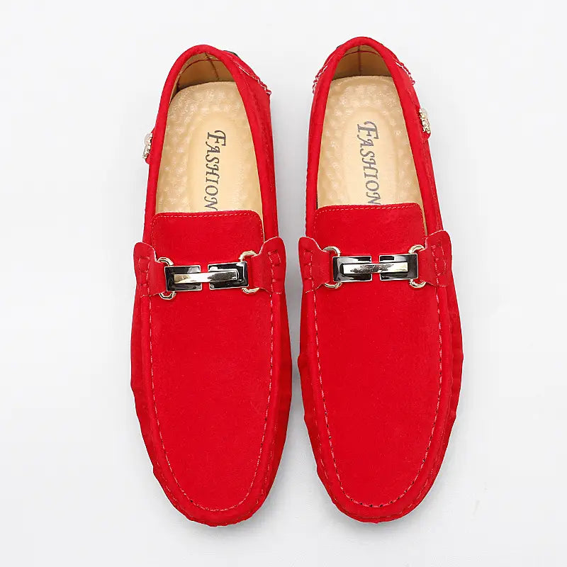 Herren-Slipper aus rotem Samtleder mit einer silberfarbenen Metall-Horsebit-Schnallenverzierung, handgefertigte Gommino-Schuhen.