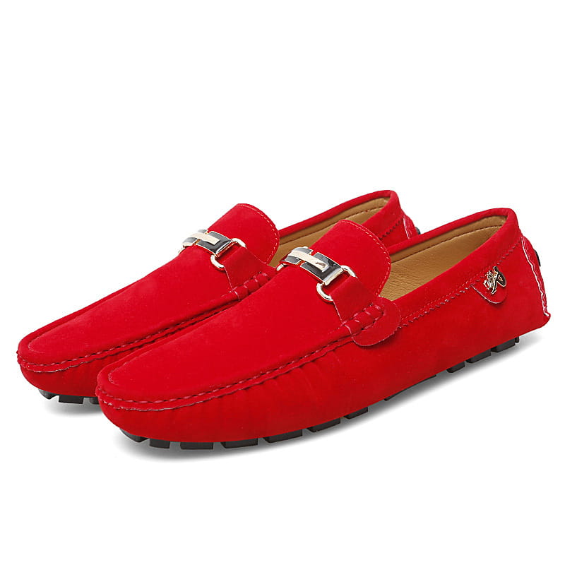 Herren-Slipper aus Samtleder mit Horsebit-Design in Rot, mit silberfarbenen Metall-Schnallen und einem kleinen bestickten Logo auf der Seite.