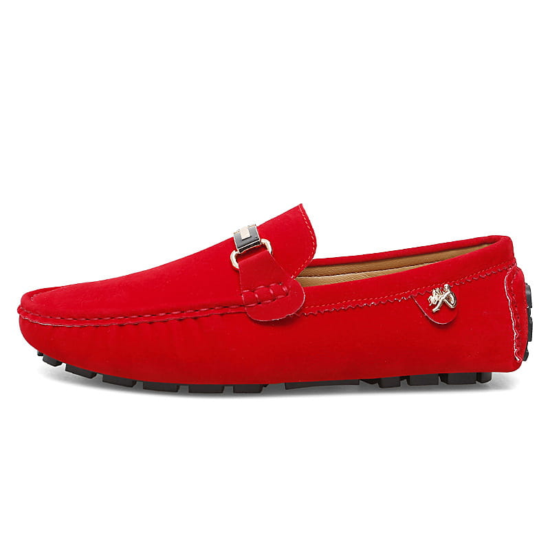 Herren-Slipper aus rotem Samtleder mit Horsebit-Design, handgefertigte Gommino-Schuhen, mit einer metallischen Schnalle und einem kleinen Logo auf der Seite.
