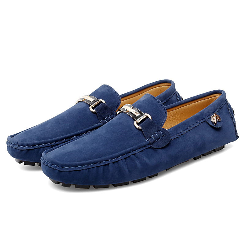 Herren-Slipper aus Samtleder mit Horsebit-Design in Blau, mit silberfarbenen Schnallen und tanfarbener Innenauskleidung.