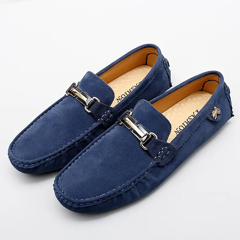Herren-Slipper aus dunkelblauem Samtleder mit Horsebit-Design: mit silberfarbenen Schnallen und Ziernähungen, in einem handgefertigten Gommino-Schuhdesign.