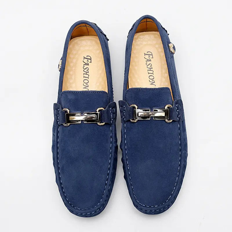 Dunkelblauer Samtleder-Herren-Horsebit-Loafer mit silberfarbenen Metallschnallen und handgefertigten Gommino-Sohlen.