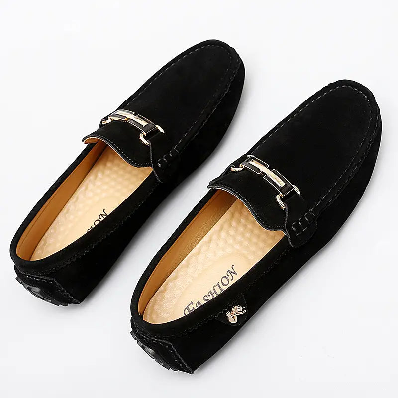 Herren-Slipper aus Samtleder mit Horsebit-Design in Schwarz, mit einer silberfarbenen Metallschnalle und tanfarbener Lederauskleidung, handgefertigt als Gommino-Schuhen.