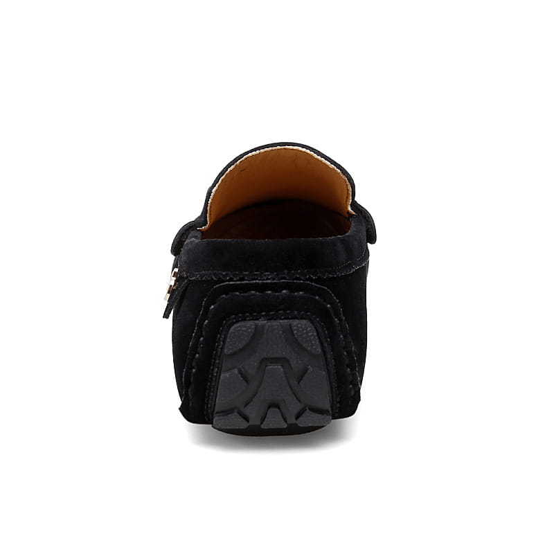 Herren-Slipper aus Samtleder mit Horsebit-Design, handgefertigte Gommino-Schuhen in schwarzem Samtleder, mit tanfarbener Innenauskleidung und strukturierter Gummisohle, von hinten betrachtet.