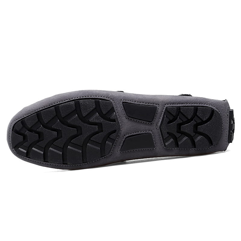 Herren-Slipper aus Samtleder mit Horsebit-Design in Grau, mit schwarzer Gummisohle mit strukturiertem Profilmuster.