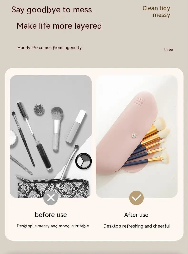 Make-up-Pinsel-Reisetafel aus pinkem Silikon, die Make-up-Pinsel mit goldenen und schwarzen Griffen aufbewahrt.