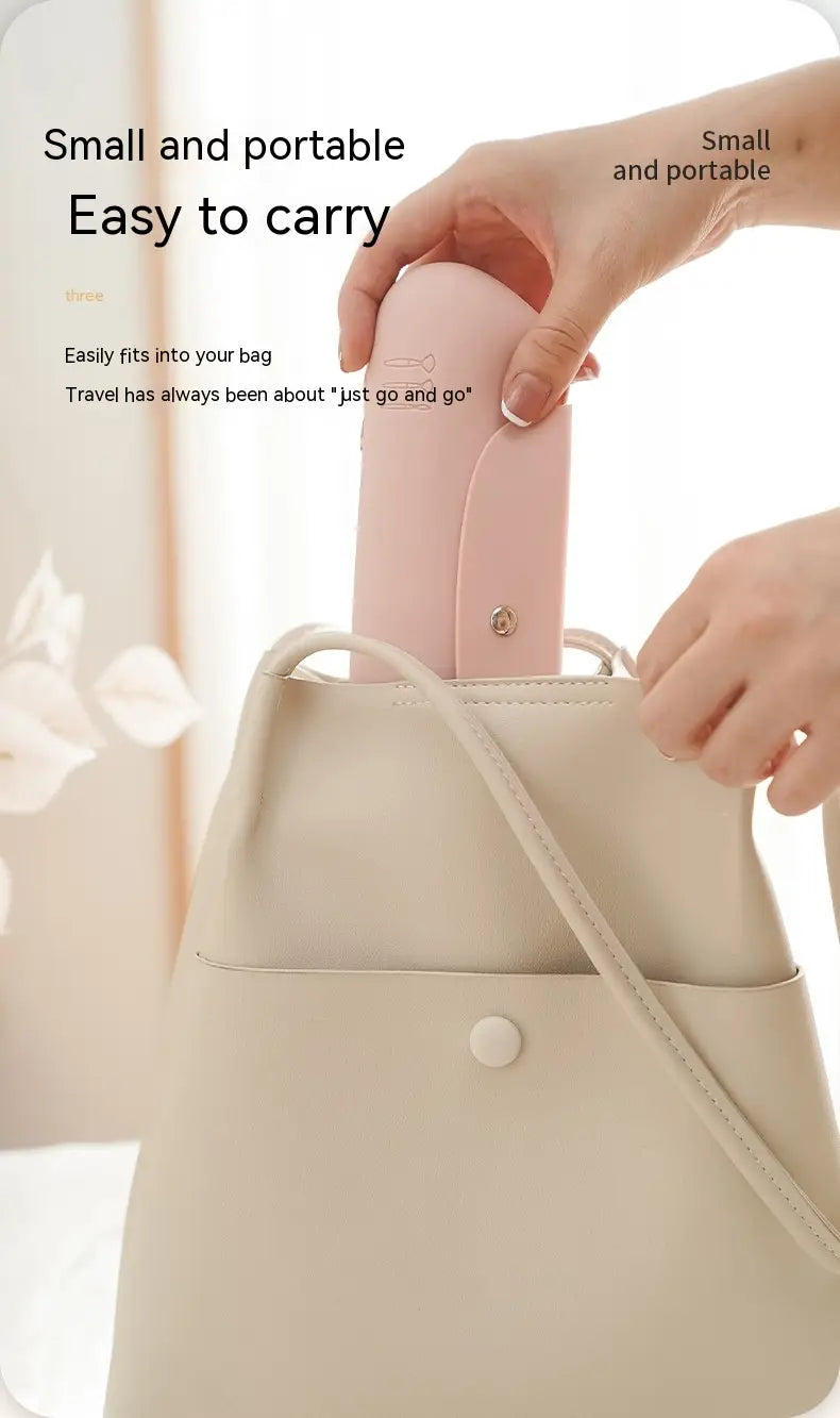 Regenschirm aus Pink in kompakter Größe mit elegant-minimalistischem Design und glatter Stoffoberfläche, dargestellt neben einer Silikon-Make-up-Pinsel-Reisetasche im Pink-Design.