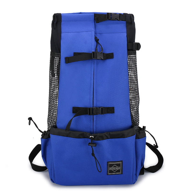 Sac à dos bleu pour chien avec panneaux latéraux en mesh noirs, sangles et boucles noires, conçu comme un sac de voyage portable.