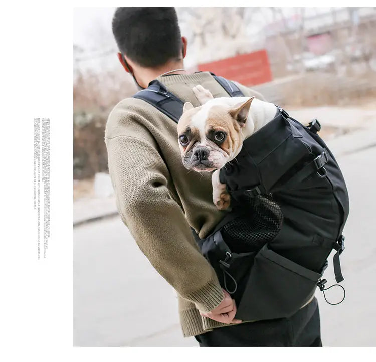 Sac à dos noir de transport pour chien avec panneau latéral en mesh et sangles réglables, conçu comme un sac de voyage en maille portable, montré depuis la face arrière.