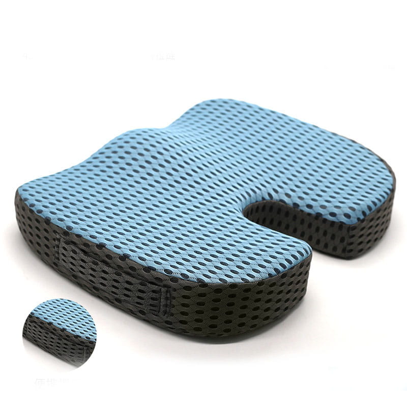 Chaine de bureau en mousse à mémoire de forme, coussin en maille en forme de U en maille perforée bleue, avec base noire, conçue pour un soutien ergonomique de l’assise.