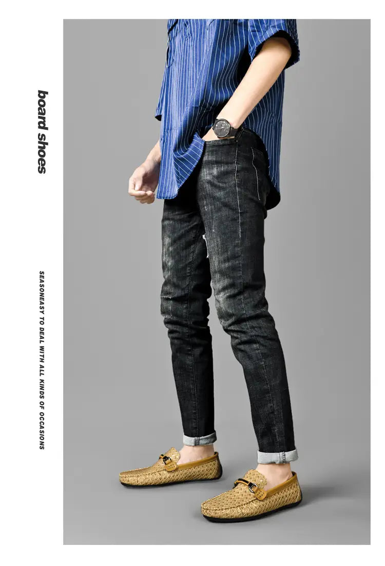 Mocassins en cuir tressé beige avec un design classique de type mocassin et des accents de boucle ton or pour un port décontracté à enfiler.