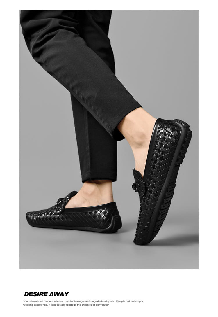 Mocassins en cuir tressé noirs avec un motif tressé texturé et un design classique à enfiler pour un usage décontracté.