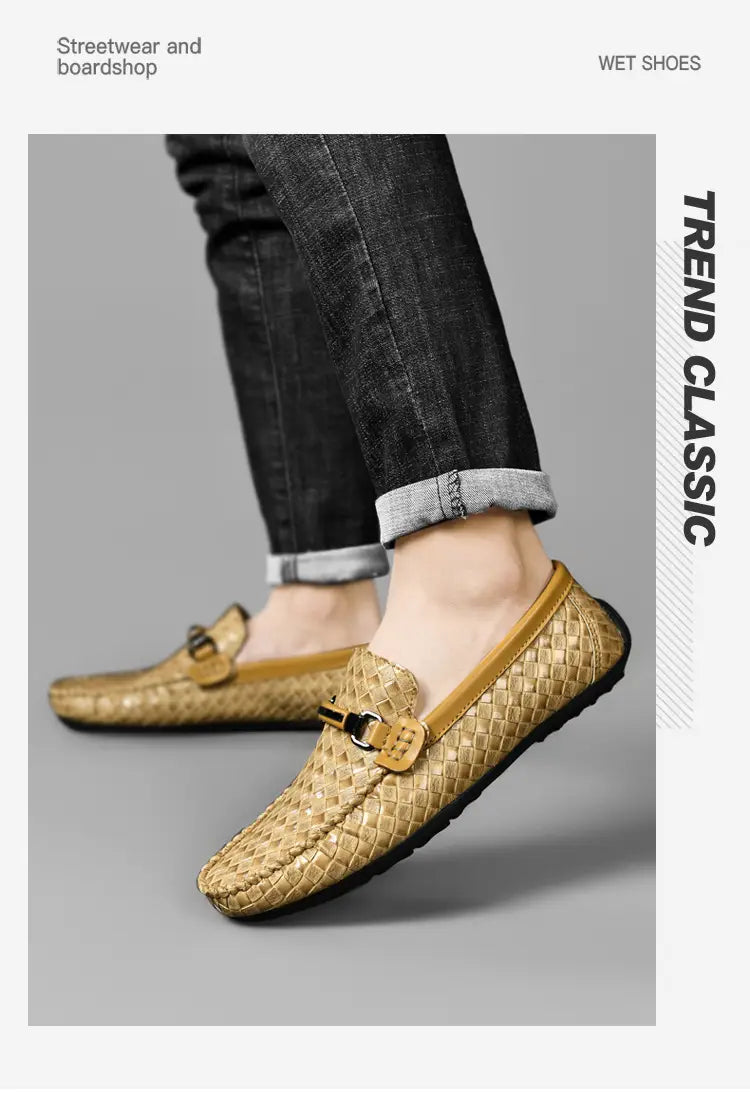 Mocassins en cuir tressé de couleur dorée avec un motif texturé et des accents de boucle beige, conçus comme des chaussures décontractées à enfiler.