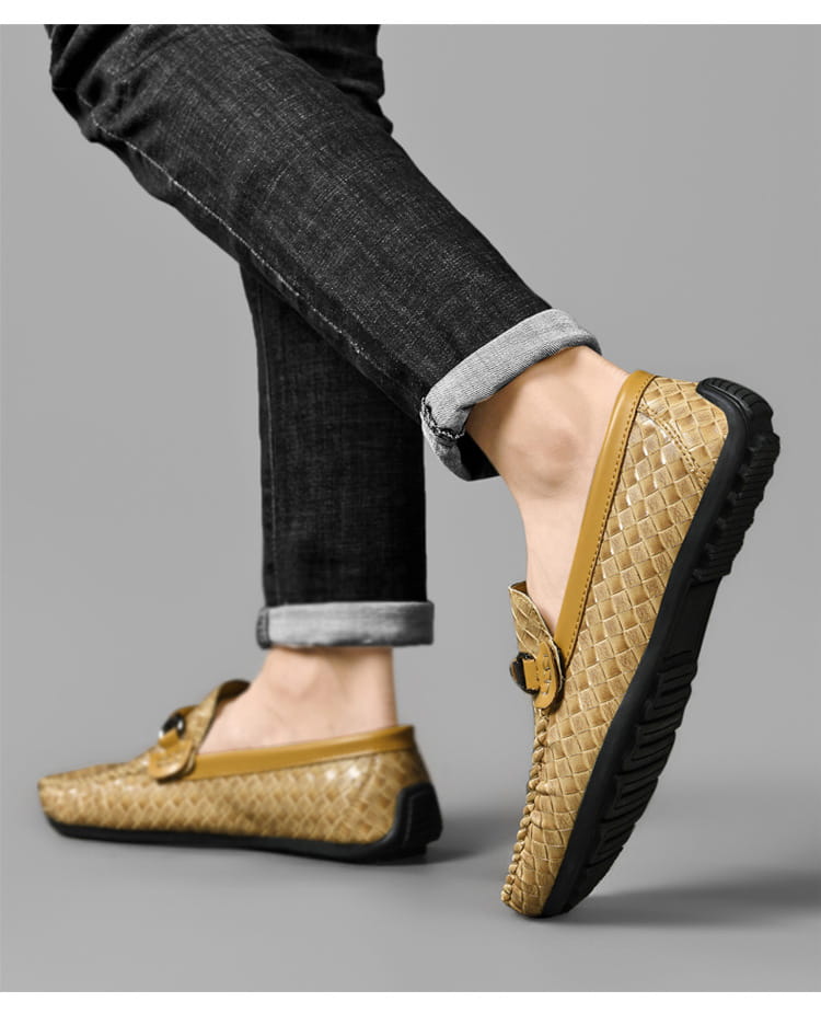 Mocassins en cuir tressé à enfiler pour chaussures décontractées en cuir camel, avec semelle en caoutchouc noire et accents de boucle en métal ton or.