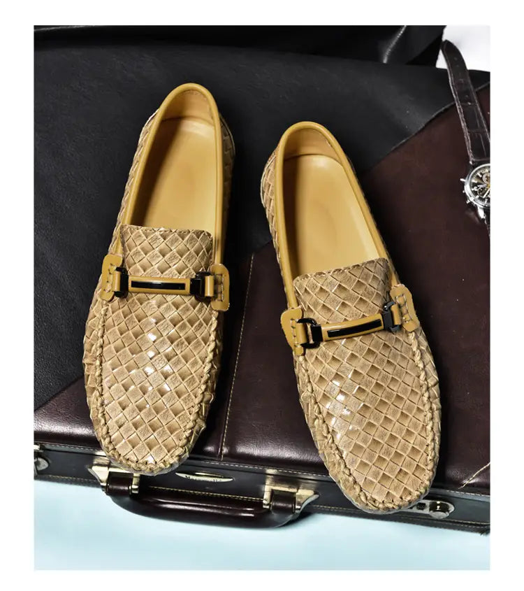 Mocassins en cuir tressé beige présentant une texture distinctive en motif losange et des boucles en métal ton or contrastantes, conçus pour un port décontracté à enfiler.