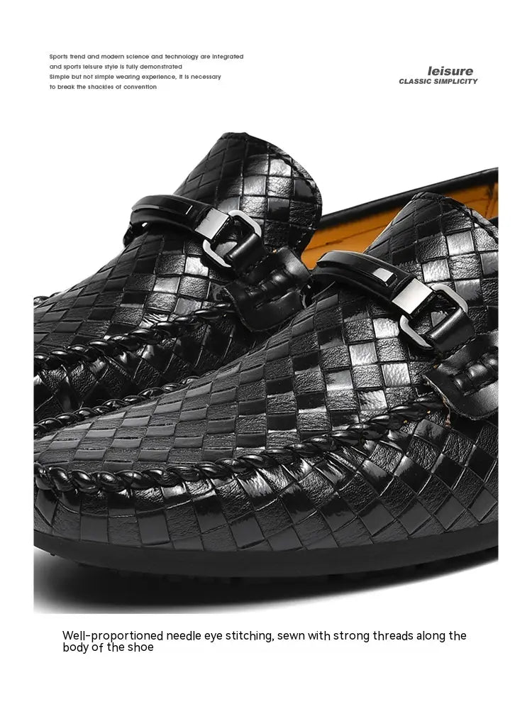 Mocassins en cuir noir tressé, avec des accents de boucle ton argent, conçus comme des chaussures décontractées à enfiler