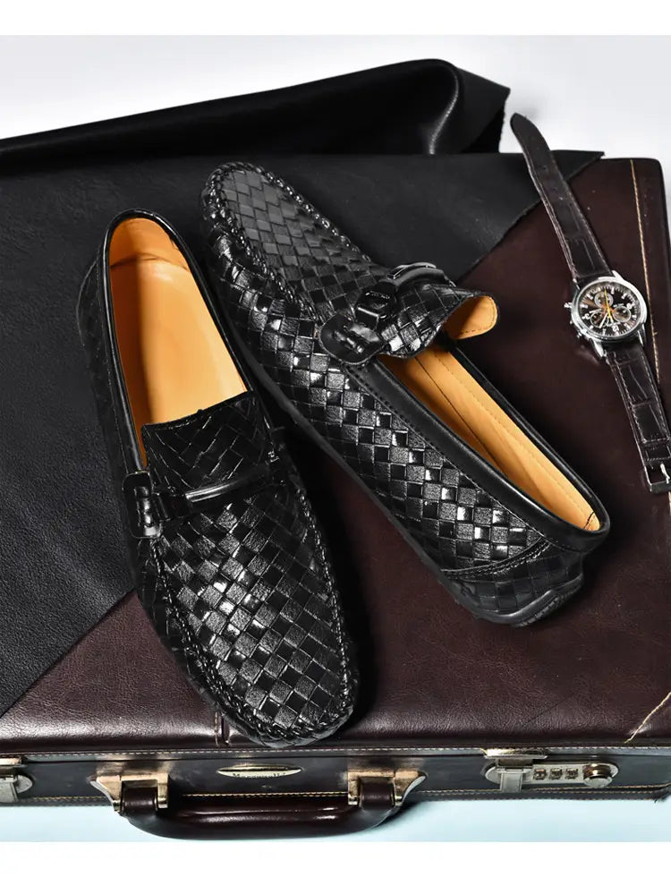 Mocassins en cuir tressé noirs avec une finition brillante et des intérieurs camel contrastants, conçus comme des chaussures décontractées à enfiler avec boucle.