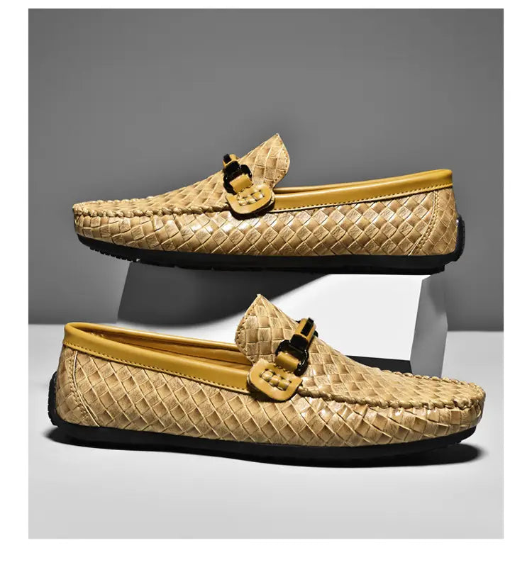 Mocassins en cuir tressé beige avec une semelle en caoutchouc jaune et une boucle en métal noire, conçus comme chaussures décontractées à enfiler.