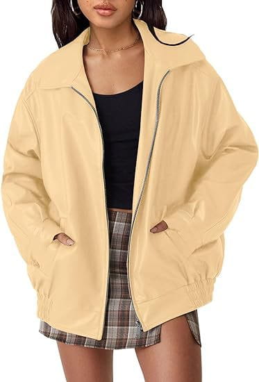 Veste bomber en simili cuir beige pour femmes, grande taille, avec détails de fermeture à glissière noirs et poignets côtelés.