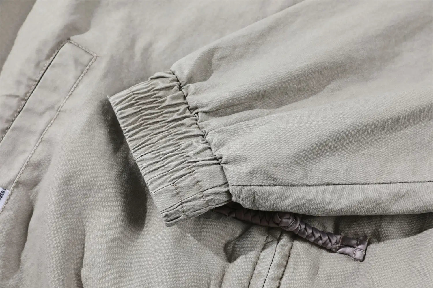 Pantalon jogging en coton beige, avec poignets élastiqués et cordon de serrage tressé, adapté à l’association avec une veste rétro pour homme de style chinois