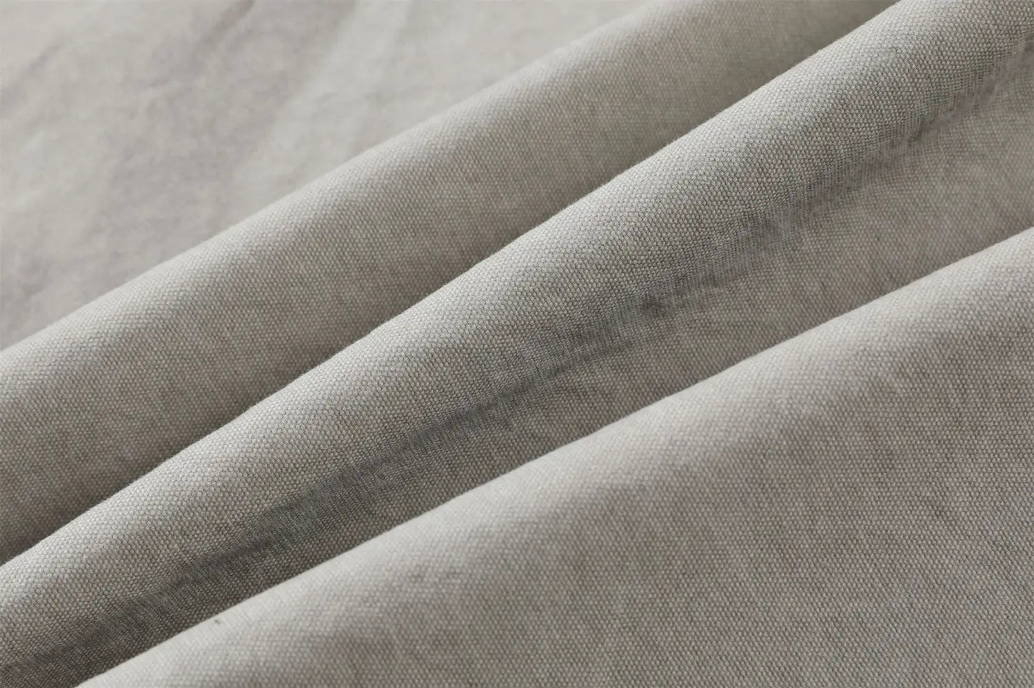 Tissu en lin gris clair, avec un tissage texturé discret, pour une veste rétro pour homme de style chinois
