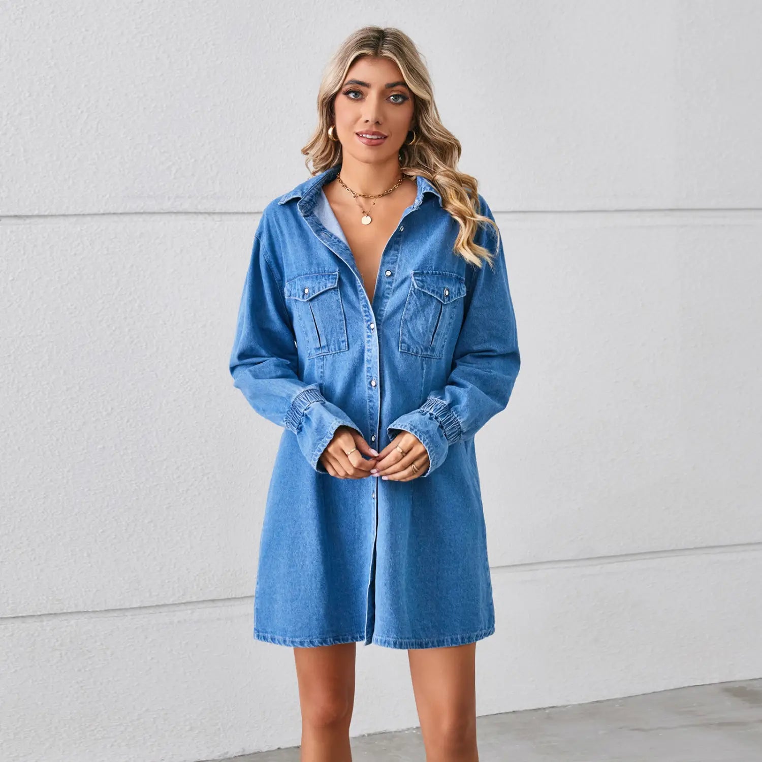 Blaues Jeansstoff-Hemdkleid mit langen Ärmeln, mit weitem A-Linien-Schnitt, Knopfverschluss vorn und Brusttaschen.
