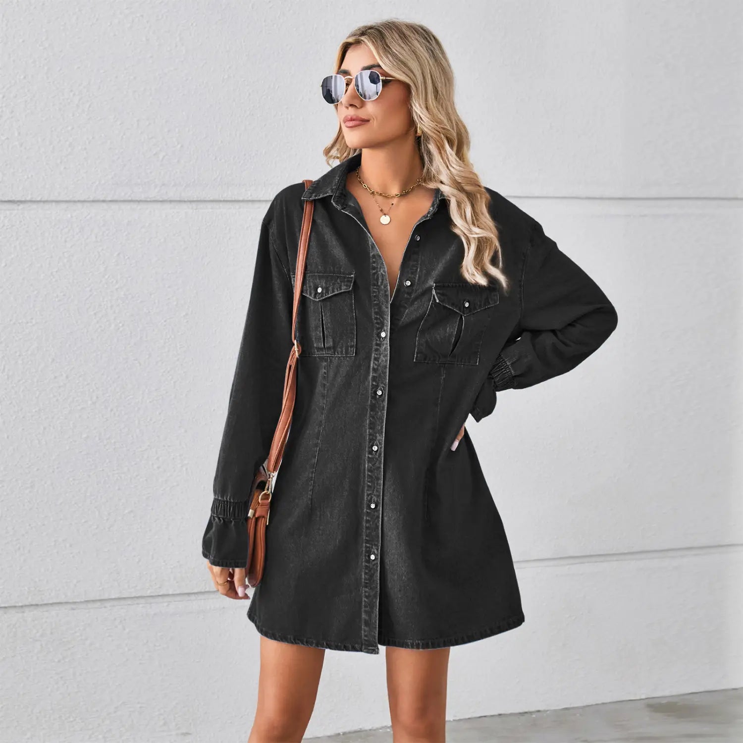 Schwarzes Jeansstoff-Hemdkleid mit Knopfleiste vorn und Brusttaschen, mit weitem Langarm im A-Linien-Design.