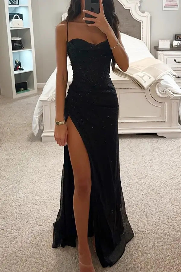 Robe de soirée noire à paillettes, sans bretelles, avec une fente haute et une jupe fluide, adaptée aux occasions formelles