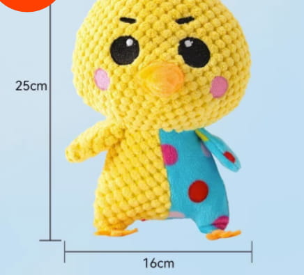 ein gelbes gehäkeltes Küken-Plüschtierspielzeug mit schwarzen Augen, rosa Wangen, einem orangefarbenen Schnabel und Füßen, das ein blaues gepunktetes Stoff-Outfit trägt; Quietschplüsch-Hundespielzeug, interaktives Spielzeug zum Kauen auf Backenzähnen.
