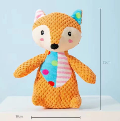 Ein weicher orangefarbener gehäkelter Fuchs als Quietschplüsch-Hundespielzeug mit rosa Wangen und einem farbenfrohen gepunkteten Schal, entworfen als interaktives Spielzeug zum Kauen auf Backenzähnen.