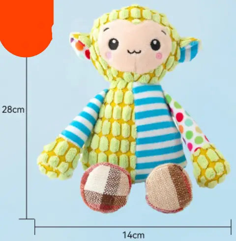 ein weiches Patchwork-Lamm-Quietschplüsch-Hundespielzeug mit einer gelben texturierten Kapuze und einem gestreiften blauen-weißen Körper, entworfen als interaktives Spielzeug zum Kauen auf Backenzähnen
