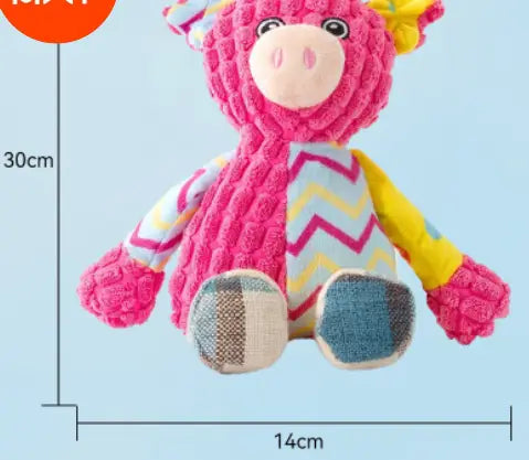 Ein rosafarbenes Plüsch-Interaktiv-Quietsch-Hundespielzeug mit einem strukturierten Strickkörper und farbenfrohen Zickzack- sowie einfarbigen Stoffpatches, entworfen als Spielzeug zum Kauen auf Backenzähnen.