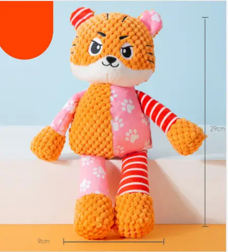 Ein orangefarbenes und rosafarbenes gehäkeltes Tiger-Quietschplüsch-Hundespielzeug mit gestreiften Ärmeln, Hosen und Ohren, entworfen als interaktives Spielzeug zum Kauen auf Backenzähnen.