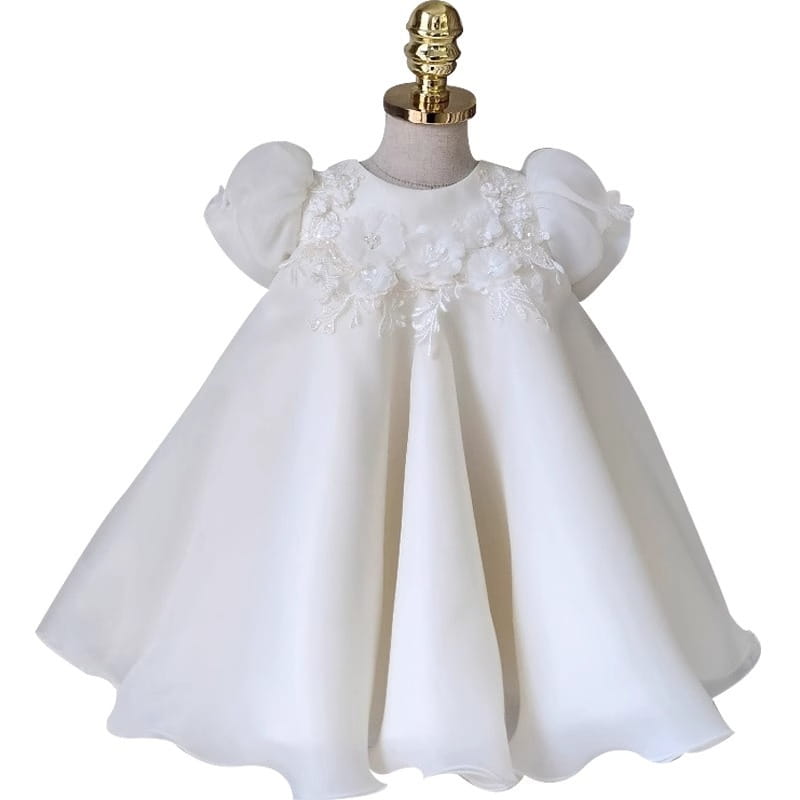 Délicate robe de mariée princesse en satin blanc pour filles, avec manches bouffantes et appliqués de dentelle florale.
